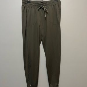 No bull women’s army green joggers. Size large